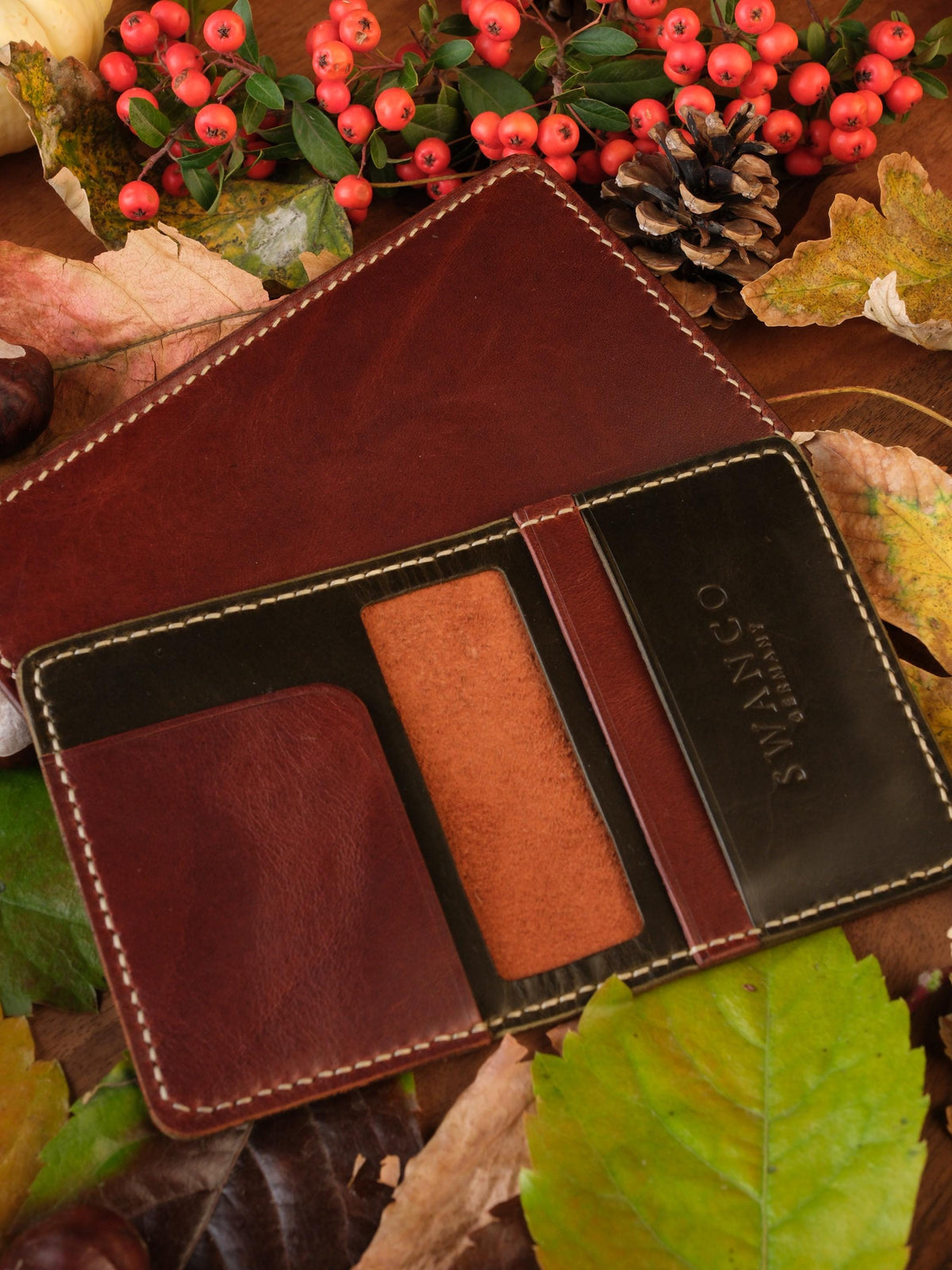 Handgefertigter Kartenhalter aus Leder / Herbst-Winter 24-25