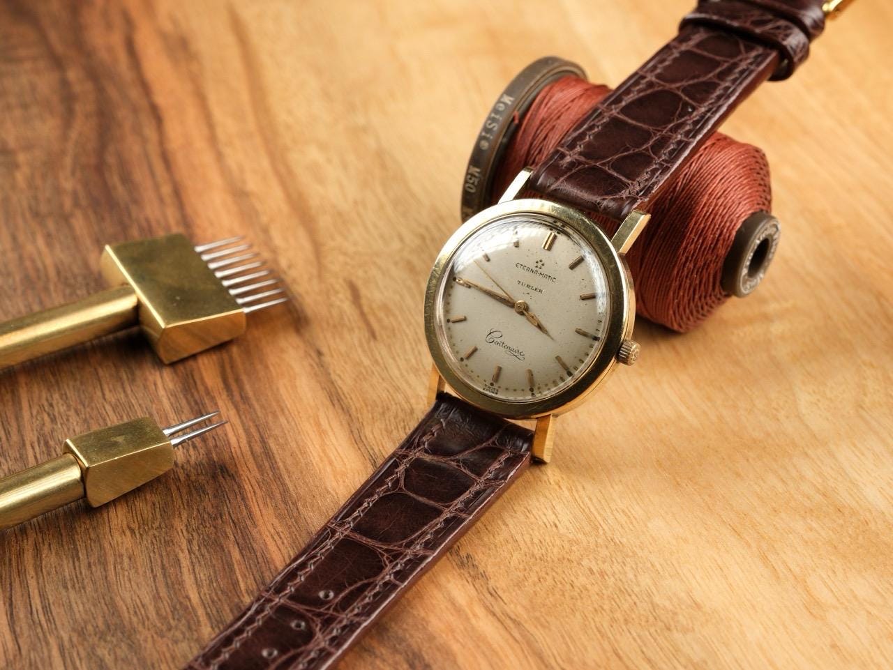 Maßgefertigtes, handgefertigtes Uhrenarmband aus glänzendem Alligatorleder
