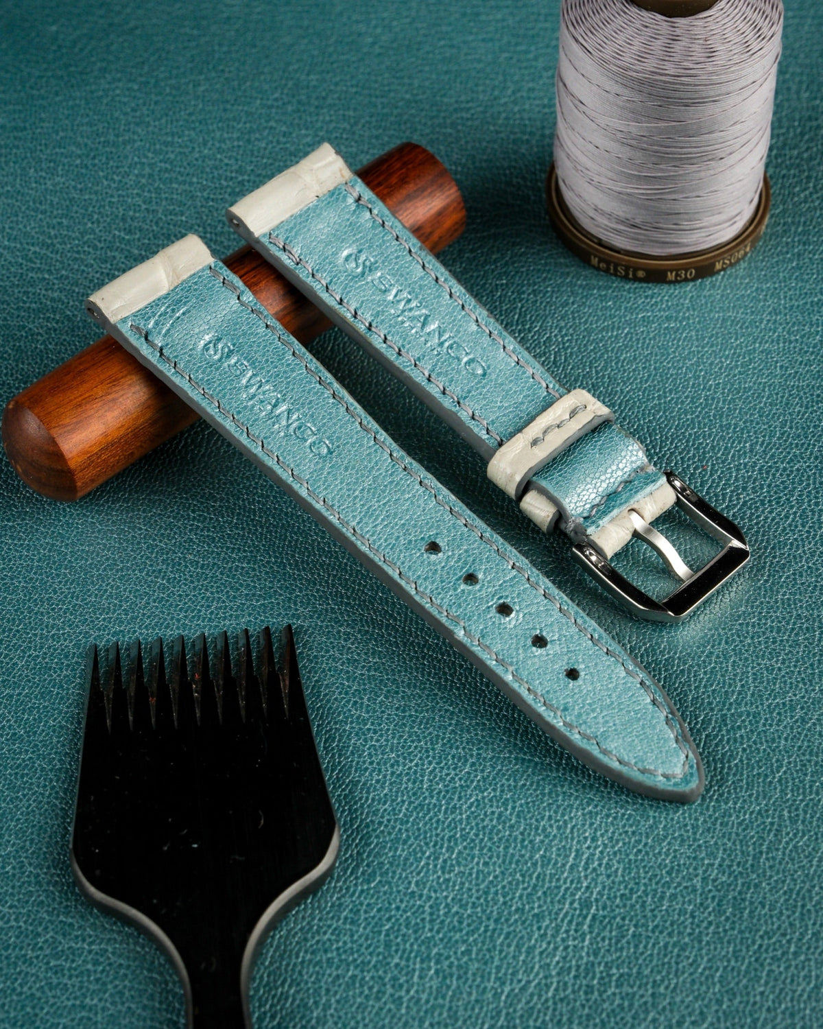 Large grain alligator leather strap – handmade by Atelier Taha